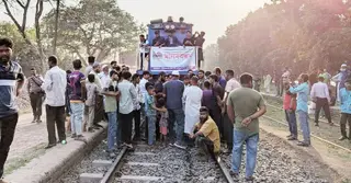 কুষ্টিয়ায় জগতি রেল স্টেশন চালুর দাবিতে ট্রেন থামিয়ে বিক্ষোভ